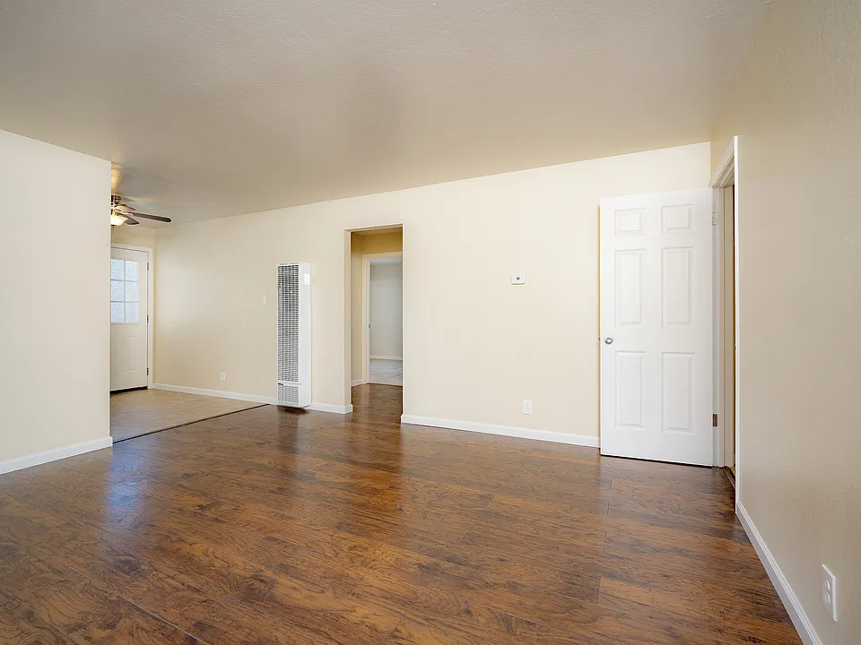 948 Ravenscourt #1 living1