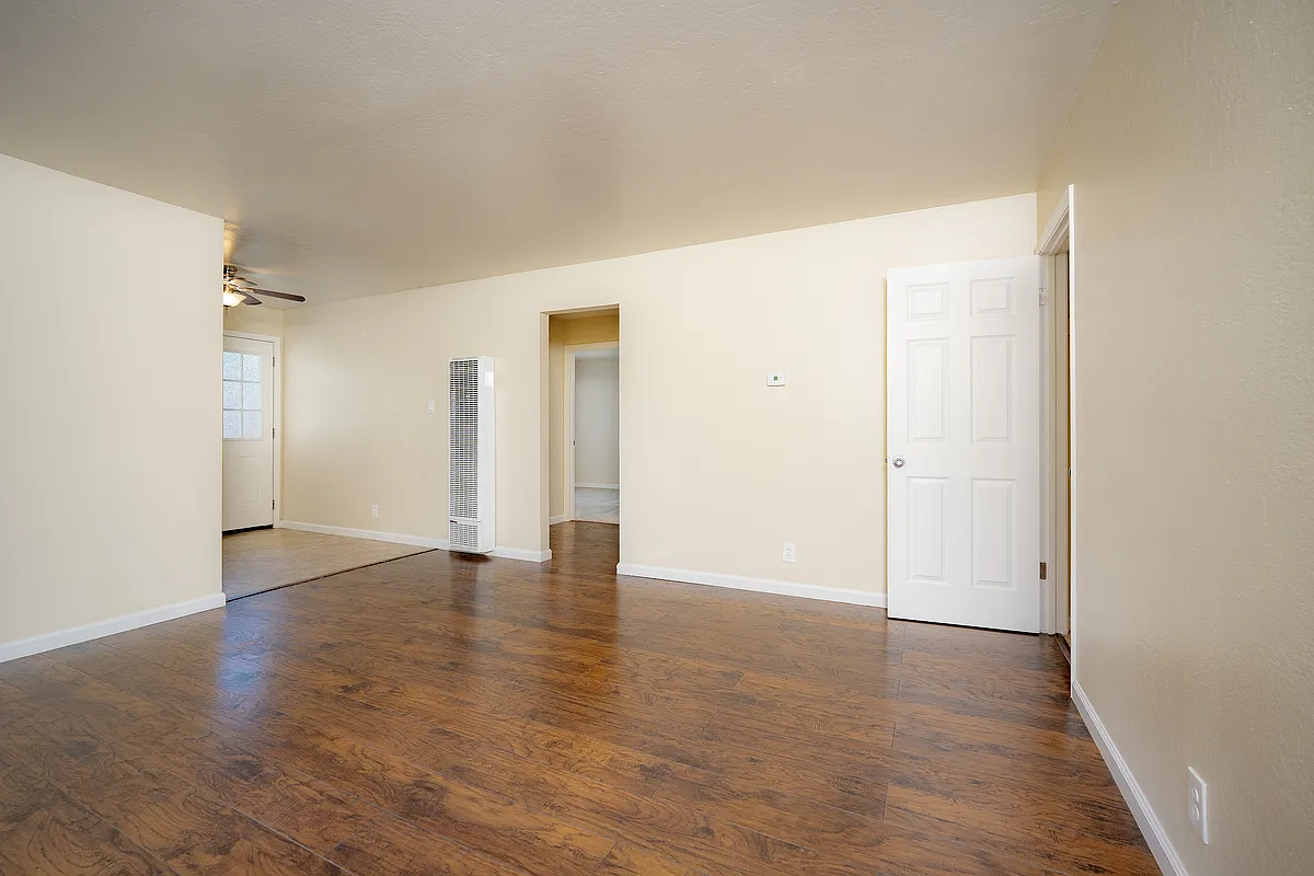 948 Ravenscourt #1 living1 - 948 Ravenscourt Ave