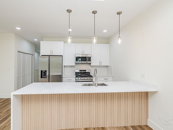 2nd image of 2611 W 21st St