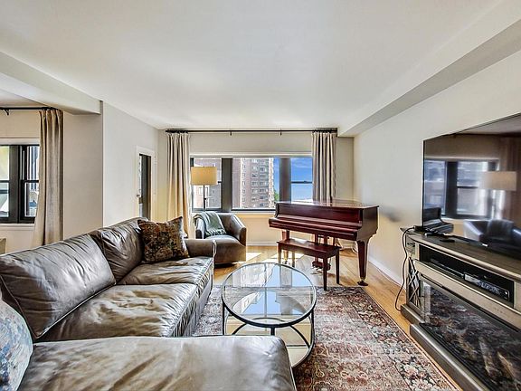 5th image of 1350 N Astor St APT 8B