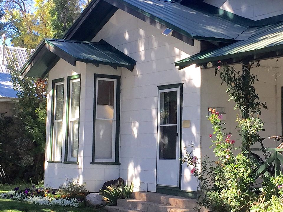 Front entrance showing the sun nook.