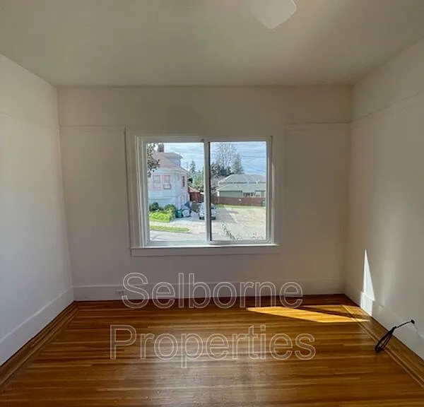 1424 E 20th St — Photo 25