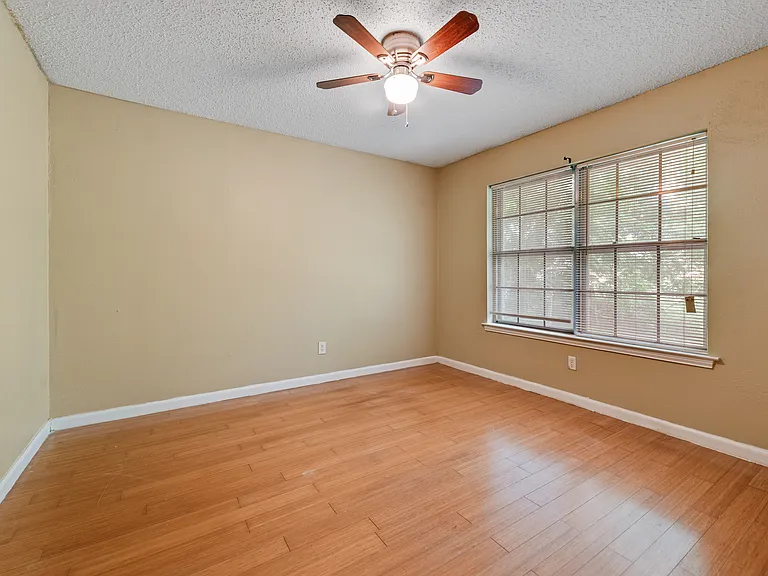512 E Willow Ln — Photo 26