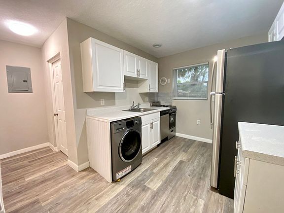 4th image of 1110 E Bates Ave #102