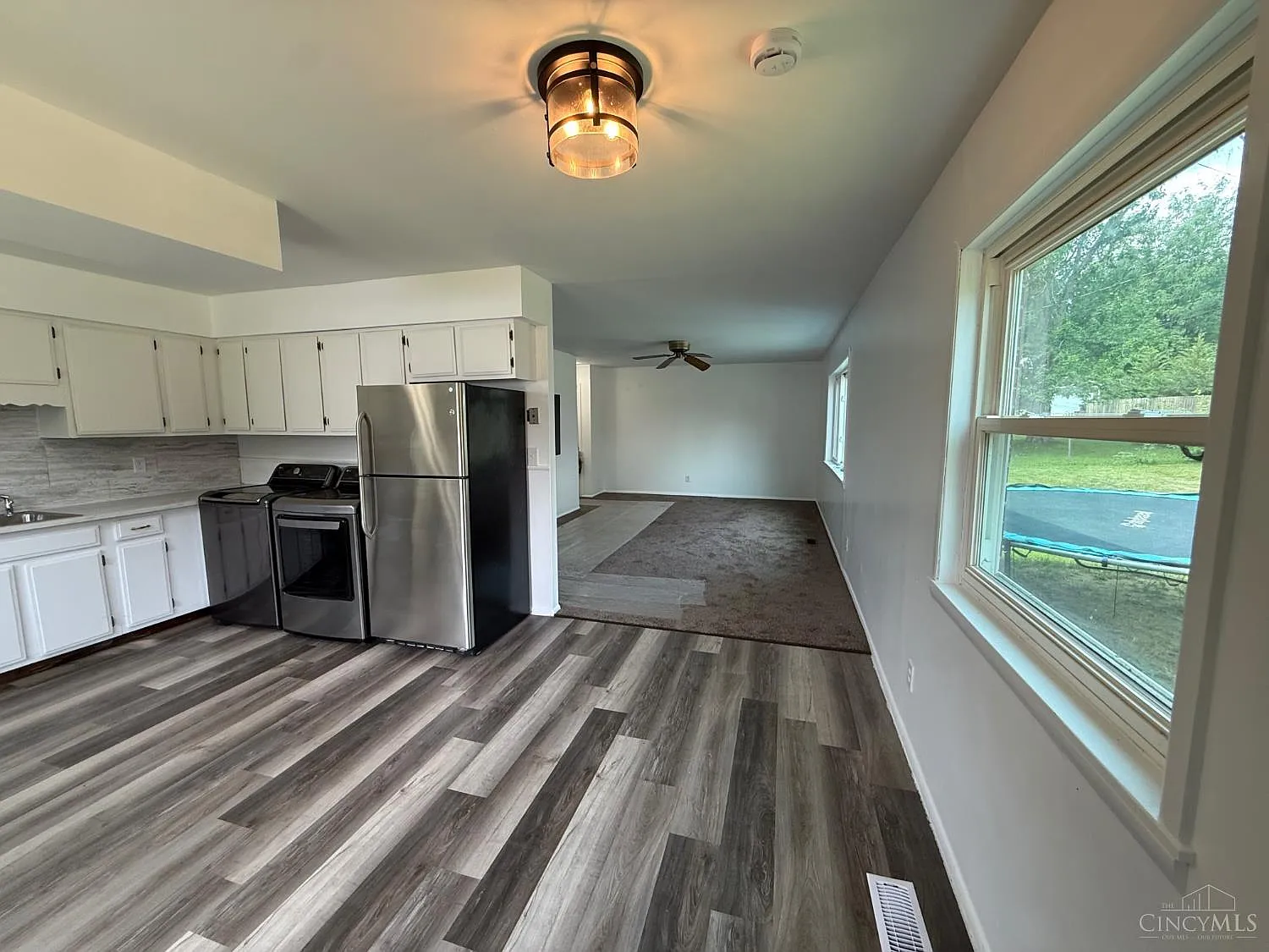 3 bed, 1.0 bath, 1047 sqft, $2,100 — Photo 3