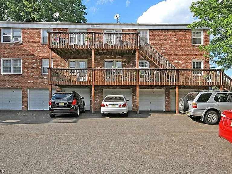 8 Columbia Dr #4A — Photo 12
