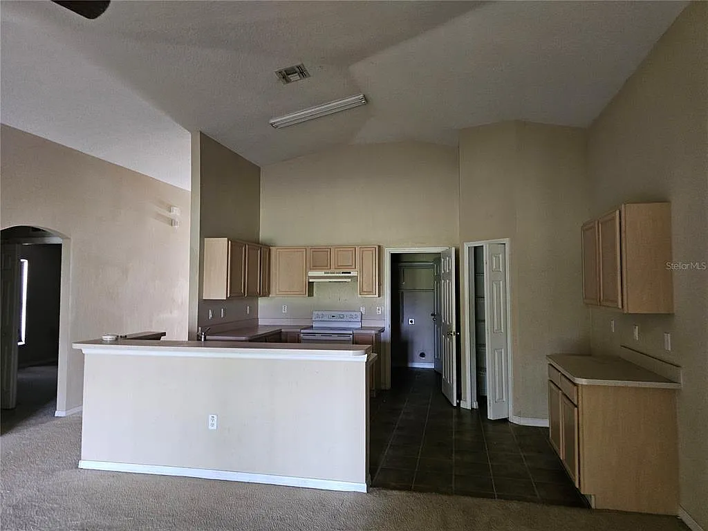 3 bed, 2.0 bath, 2052 sqft, $1,800 — Photo 4