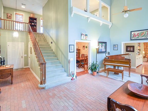 3rd image of 103 Clairmont Cir