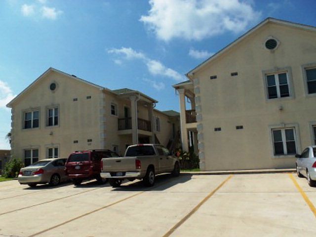 1st image of 107 W Bahama St