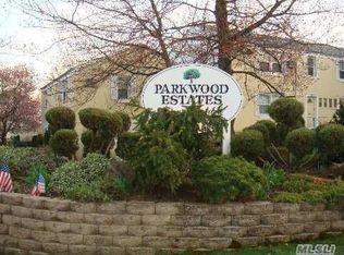 25139 71st Rd, Bellerose, NY 11426