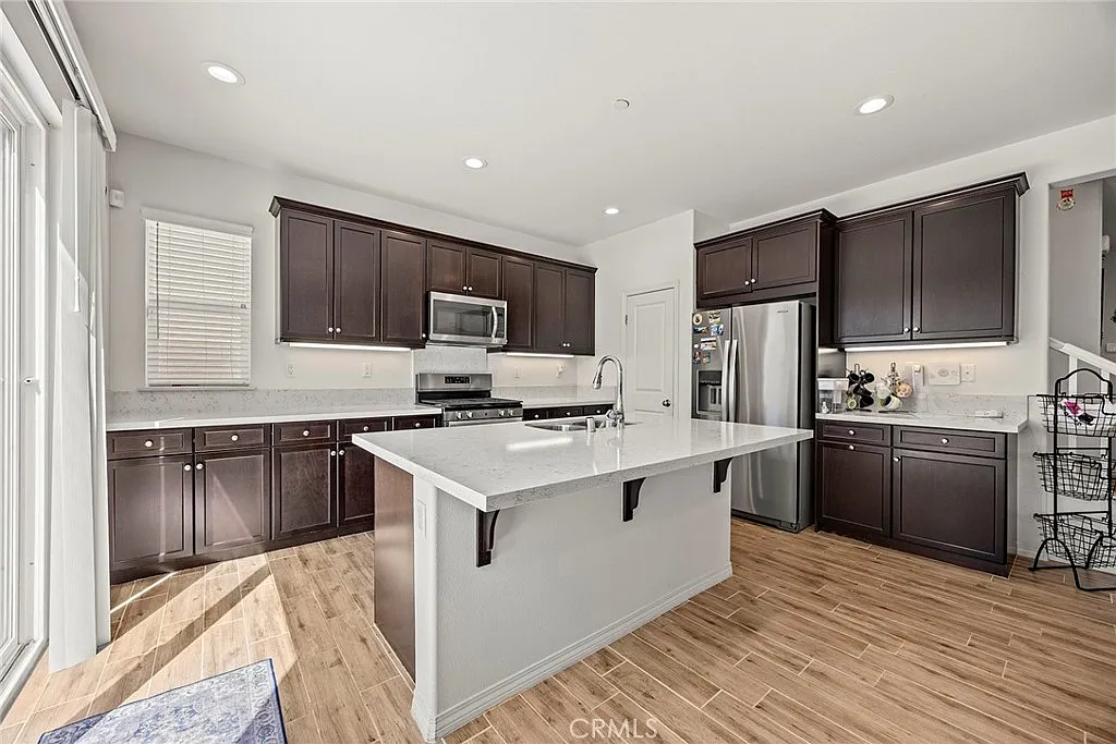 4 bed, 2288 sqft, $4,000 — Photo 2