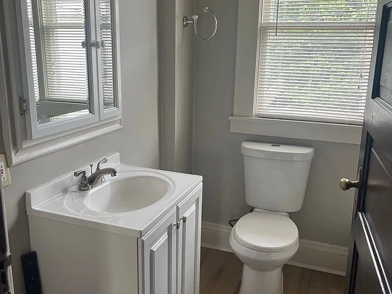 Wallace Ave Duplex — Photo 17