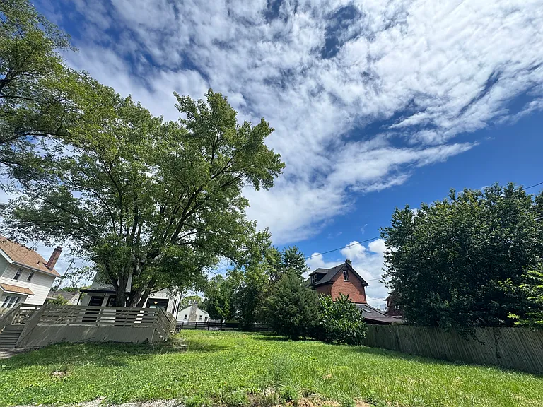 Giant back & side yard!