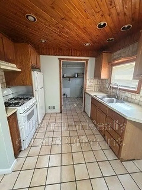 3 bed, 1.0 bath, 955 sqft, $1,250 — Photo 2