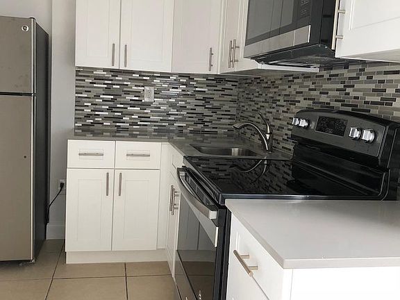 5th image of 575 NE 143rd St APT 302
