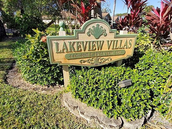 3rd image of 450 Lakeview Dr APT 2