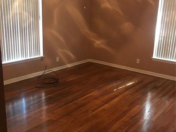 5th image of 1015 Country Club Dr