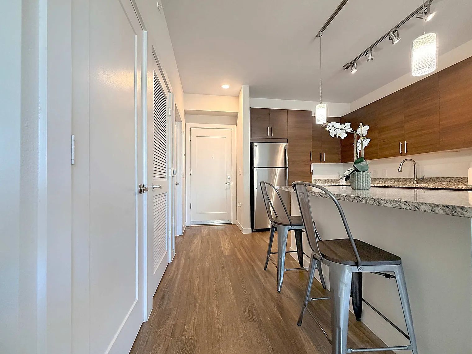 1 bed, 1.0 bath, 807 sqft, $3,521 — Photo 4