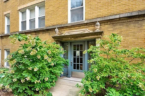 Building Photo - 1434 W Roscoe St #1