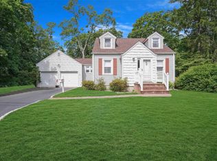 16 Milton St, Islip, NY 11751