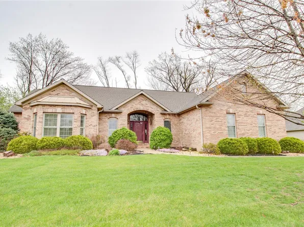 1204 White Oak Trl, Godfrey, IL 62035