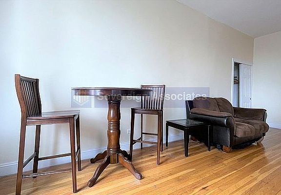 4th image of 240 W 104th St #E6f