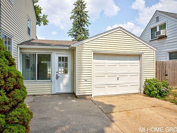 4th image of 1313 Ellsmere St NE