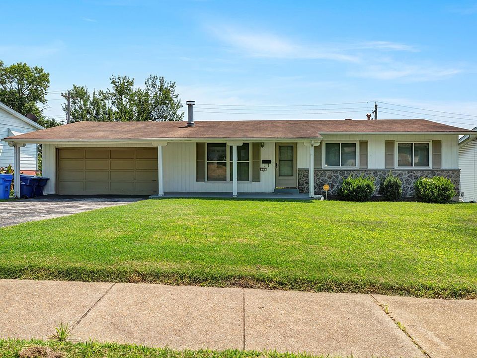 1st image of 32 Gray Brooke Ln