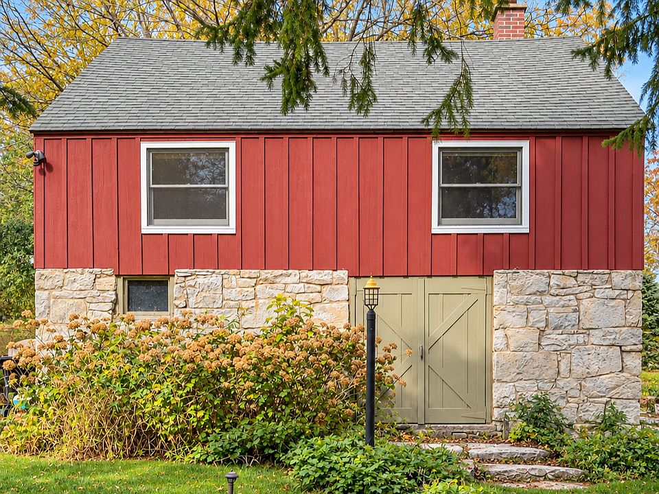 Originally built in 1735, the beautifully restored Granary offers a distinctive, fully furnished retreat in the heart of the Berkshires.