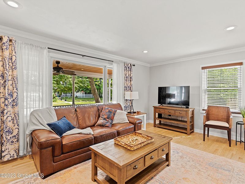 4th image of 22 Avery Street