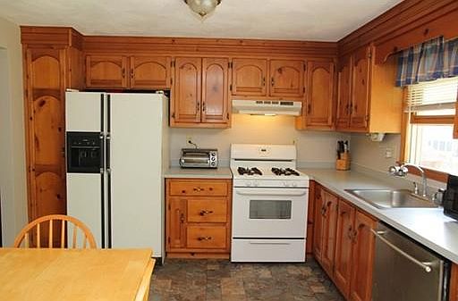 4th image of 639 S Main St #639