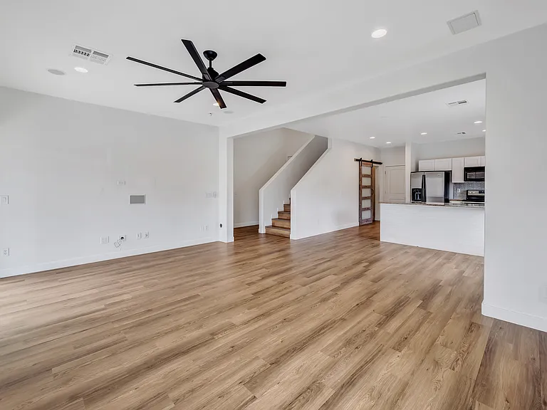 861 W Love Rd — Photo 5