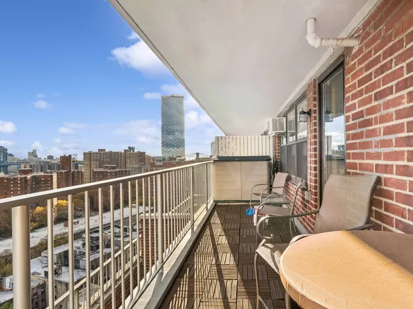 264 East Broadway image 4 of 12