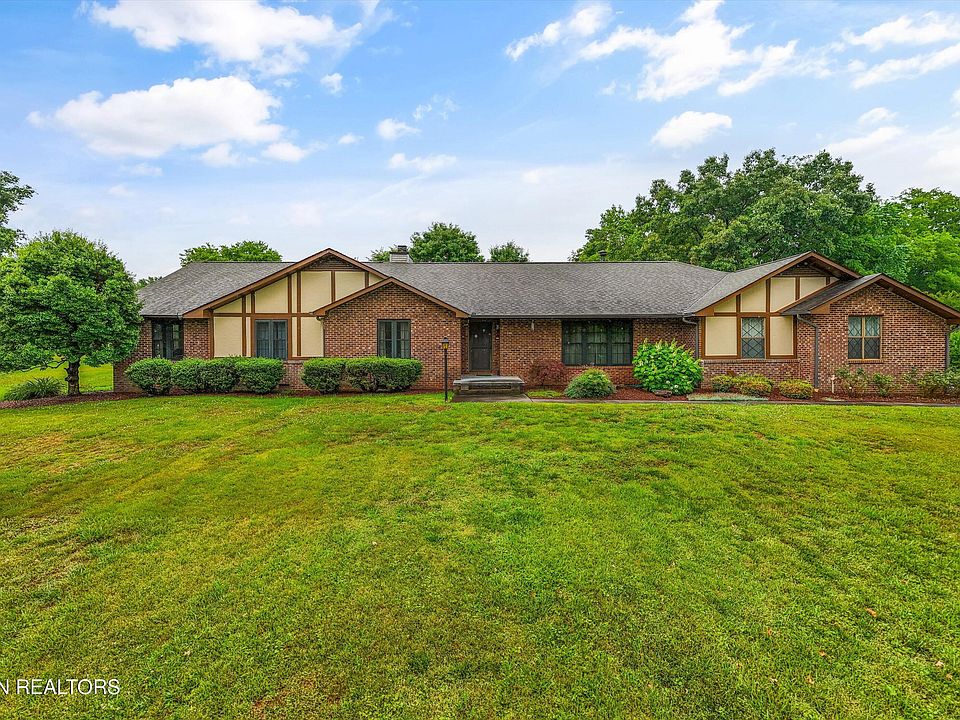 1st image of 944 S Briarcliff Cir