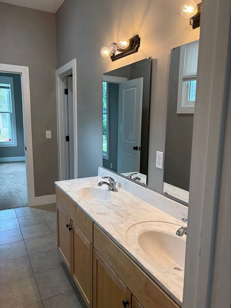 5 bedroom, 3 bath — Photo 3