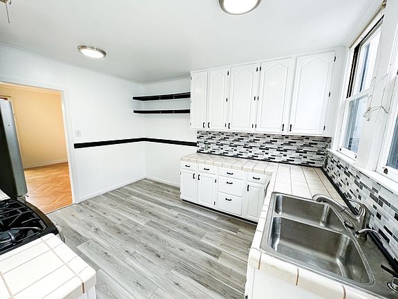 3rd image of 28 Seal Rock Dr