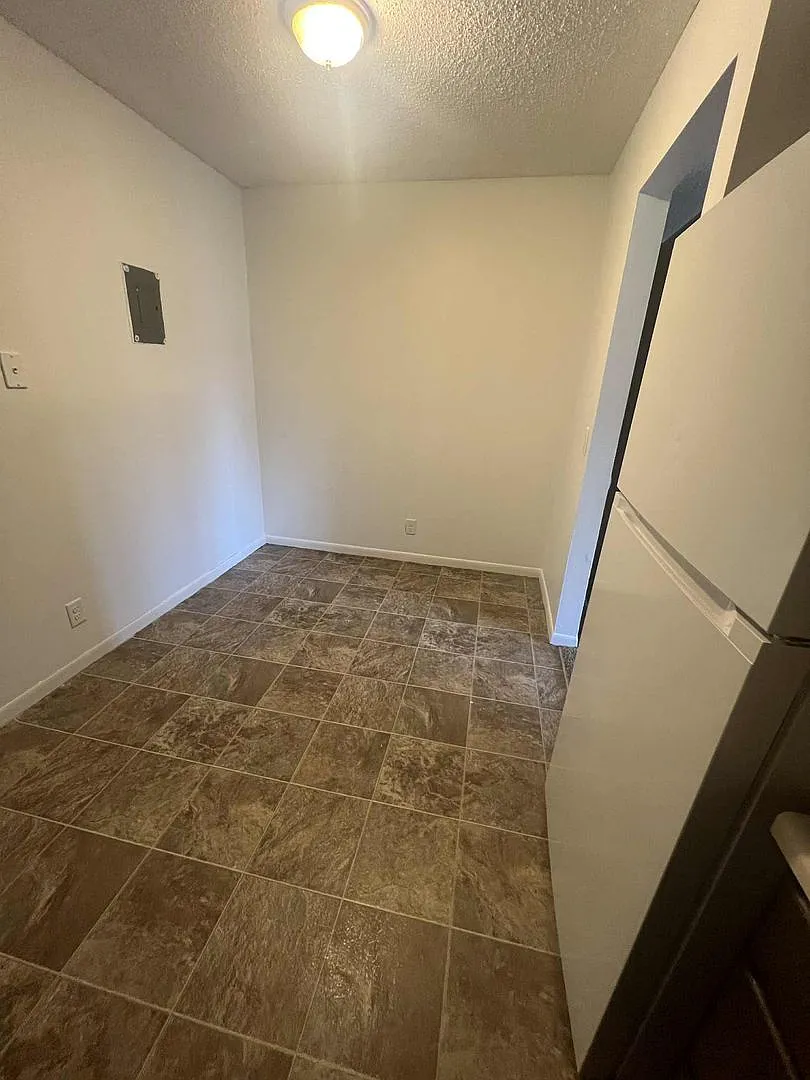 1210 SE Belmont Drive — Photo 3