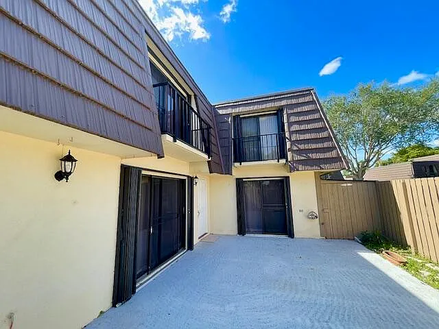 2 bed, 2.5 bath, 1236 sqft, $2,300 — Photo 2