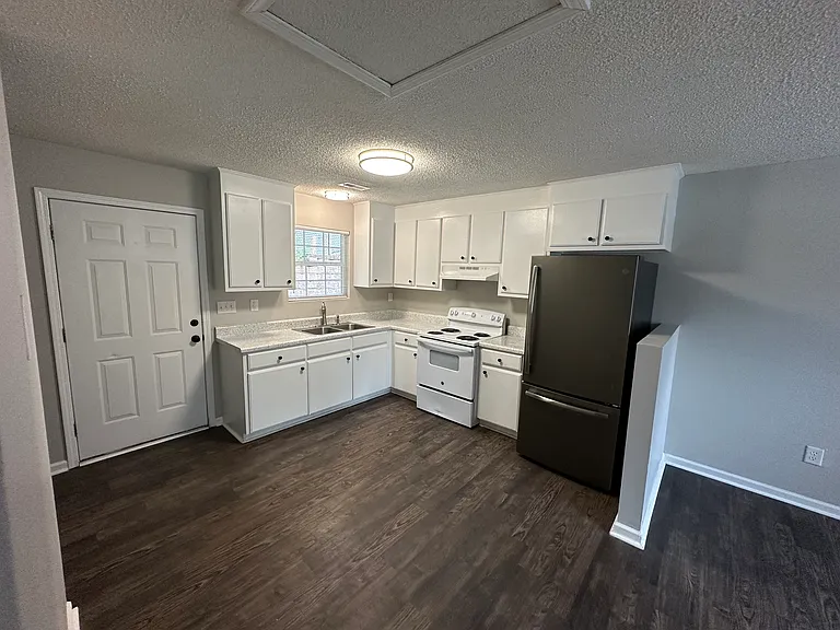 208 Sunnyside Dr — Photo 3