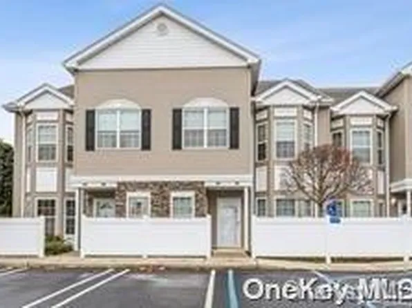 102 Spring Drive #102, East Meadow, NY 11554