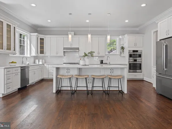 7606 Leonard Dr, Falls Church, VA 22043