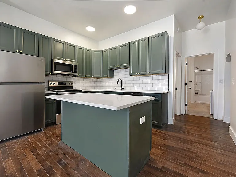 811 West St — Photo 1
