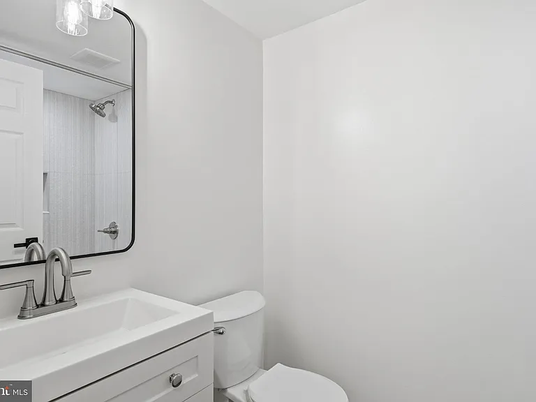 202 Leslie Ct — Photo 9