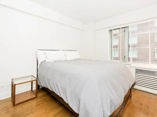 211 East 51st Street image 3 of 10