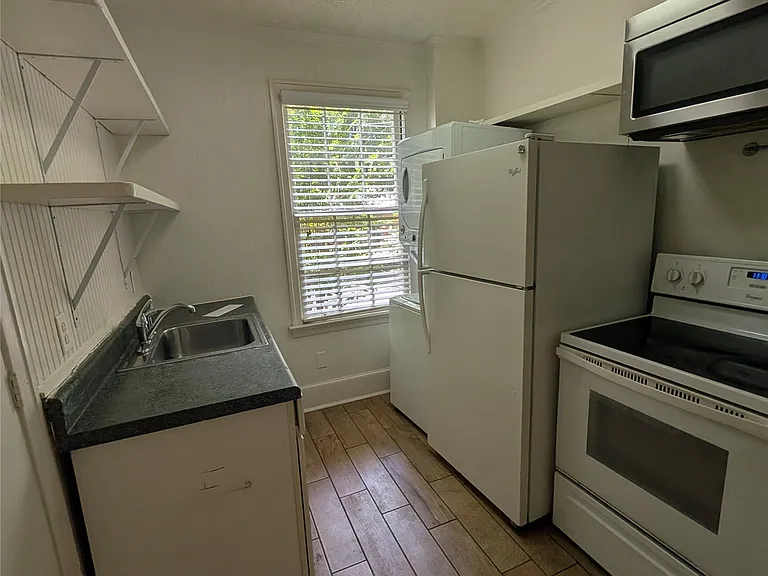 2166 College St — Photo 2