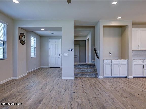 5th image of 1093 E Silver Ray Dr
