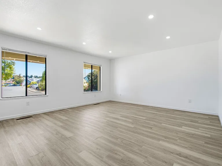 800 Locust Dr — Photo 8