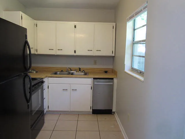 712 Newport Dr — Photo 6