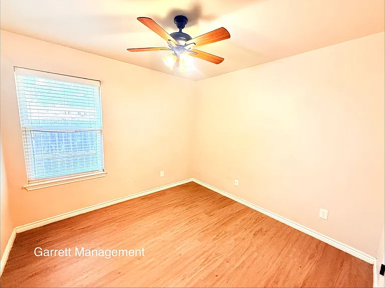 1203 E Avenue G — Photo 8