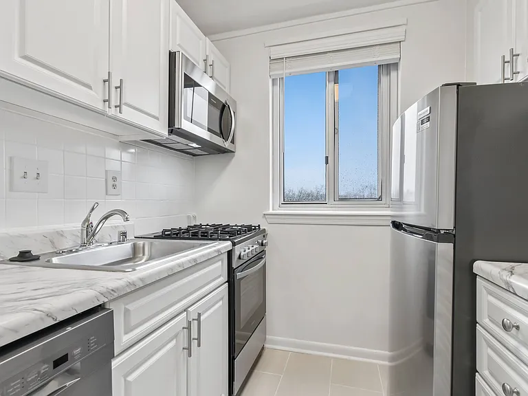 Quebec House Apartments — Photo 43